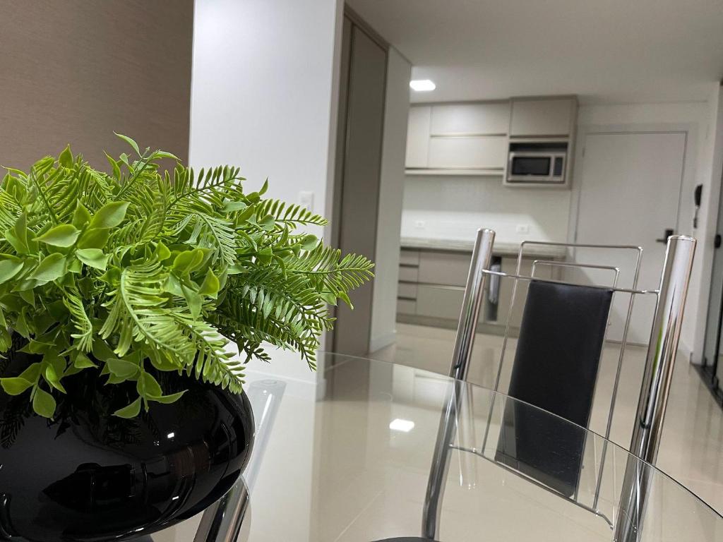  Apt novo no CENTRO de Foz com garagem e mobiliado