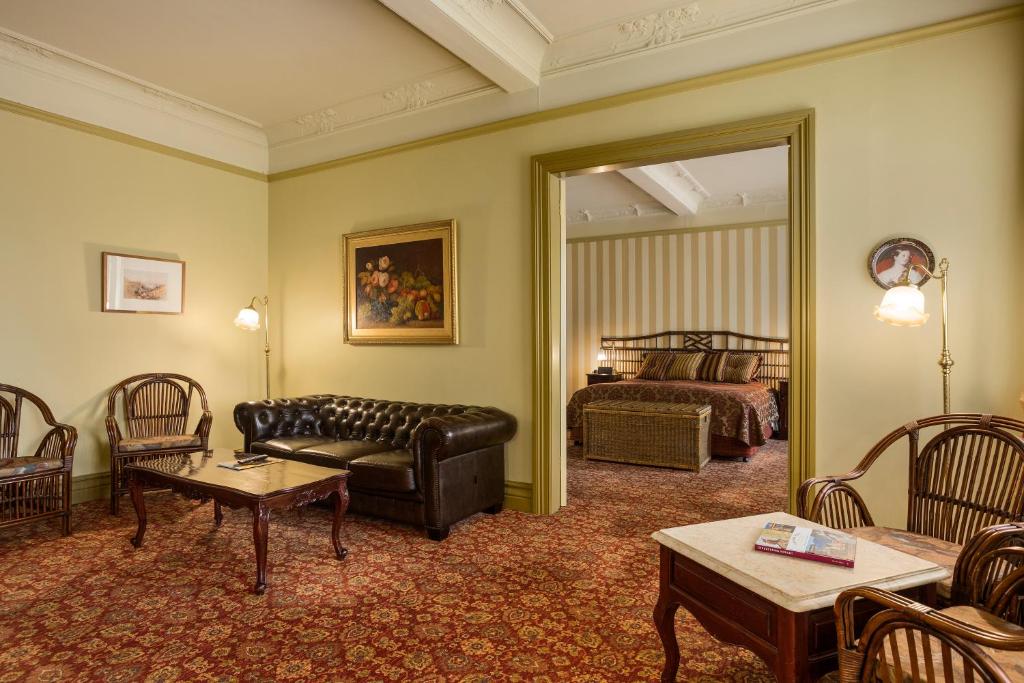 Posezení v ubytování Hadley's Orient Hotel