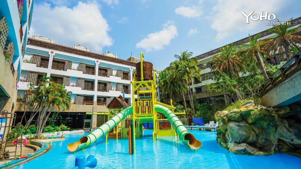 a water slide in a swimming pool at a resort at Yoho Beach Resort Kenting in Hengchun
