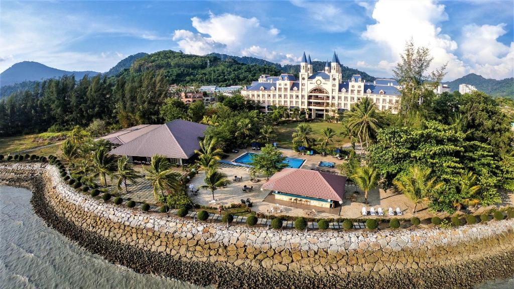 eine Luftansicht eines Resorts neben dem Wasser in der Unterkunft Bella Vista Waterfront Resort, Kuah Langkawi in Kuah