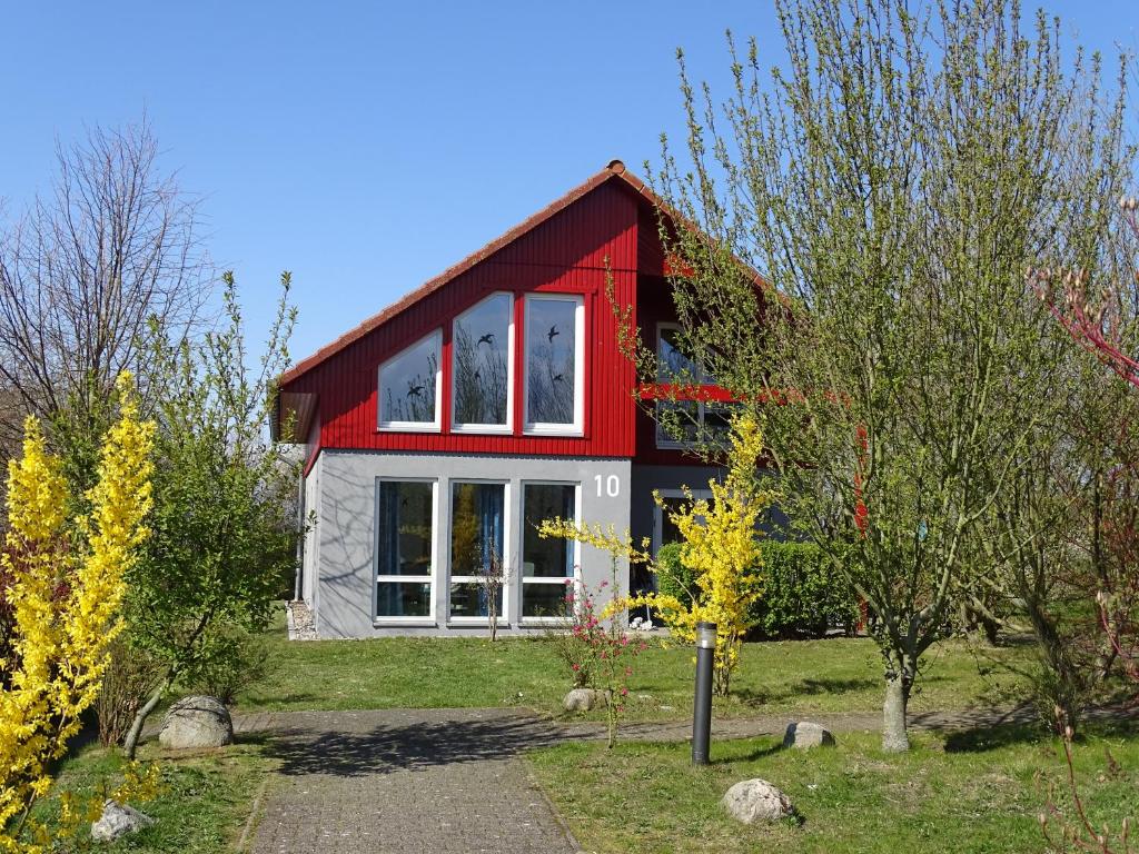 una pequeña casa con techo rojo en Ferienhaus Ostseeblick, en Hohen Schönberg