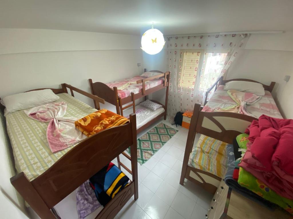 Postel nebo postele na pokoji v ubytování Vlora Backpackers Hostel & Bar LUNGOMARE