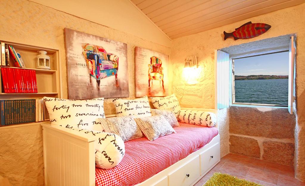 コンバーロにあるCasa do Salのソファ、枕、窓が備わる客室です。