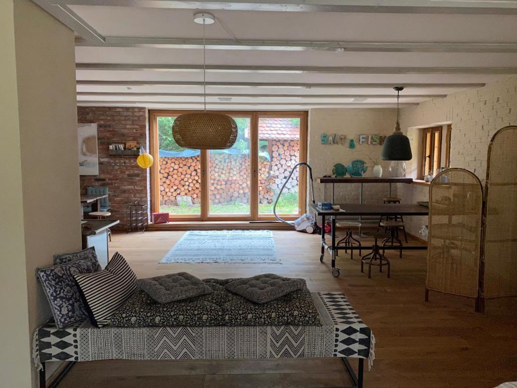 ein Wohnzimmer mit einem Sofa und einem Tisch in der Unterkunft Ferienhaus auf 2 Etagen mit überdachter Terrasse in Graal-Müritz