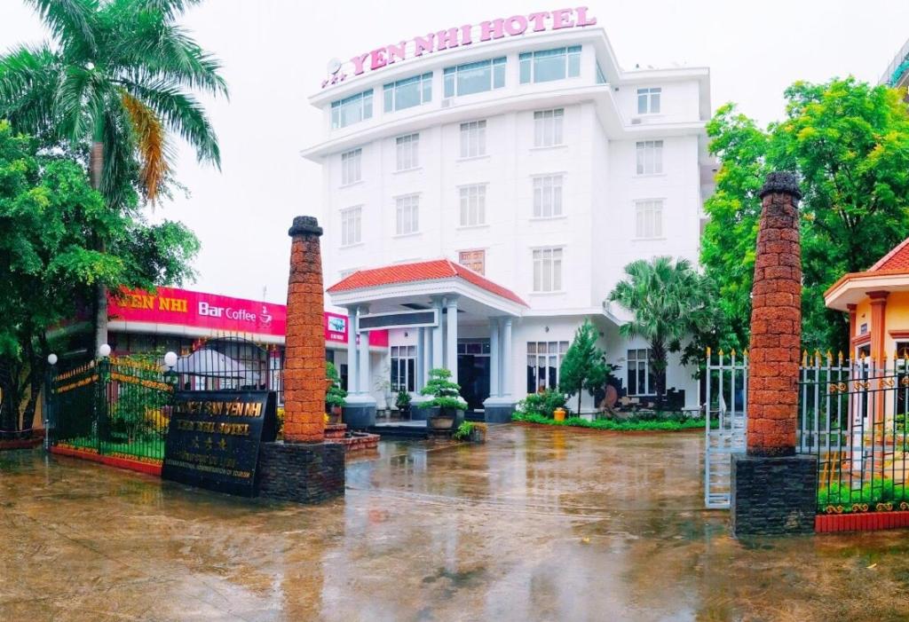 un hotel bajo la lluvia frente a un edificio en Yen Nhi Hotel Ninh Binh, en Ninh Binh