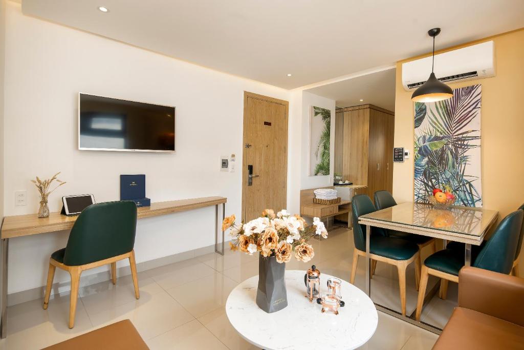 TV a/nebo společenská místnost v ubytování Bella Merry Hotel and Apartment