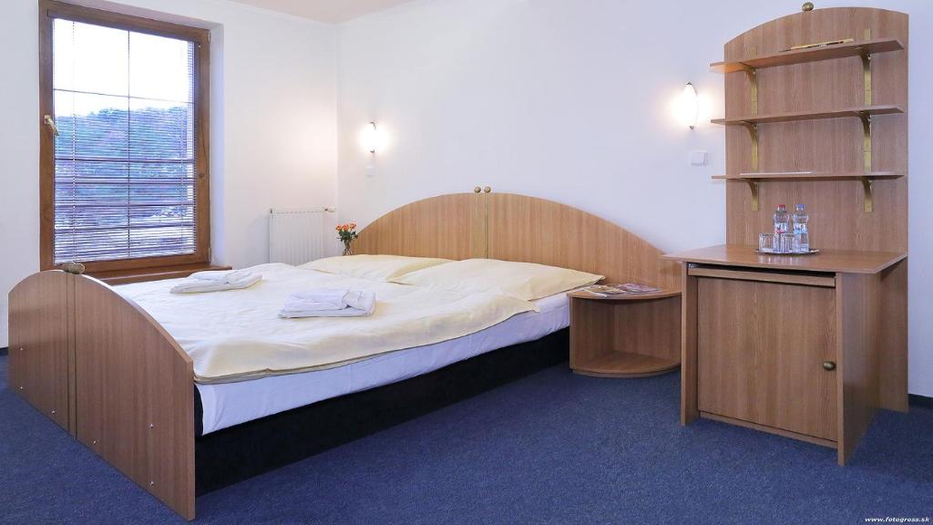 Postel nebo postele na pokoji v ubytování Penzión DRUŽBA Bojnice