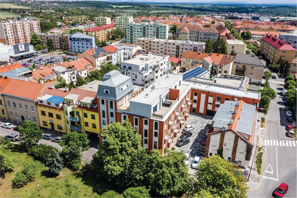 una vista aérea de una ciudad con edificios en Kellerův mlýn - Apartmán s vlastní garáží, Znojmo centrum en Znojmo