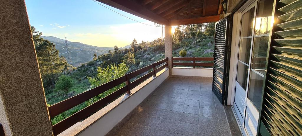 balcón con vistas a la montaña en Casa na Serra, Sabugueiro en Sabugueiro
