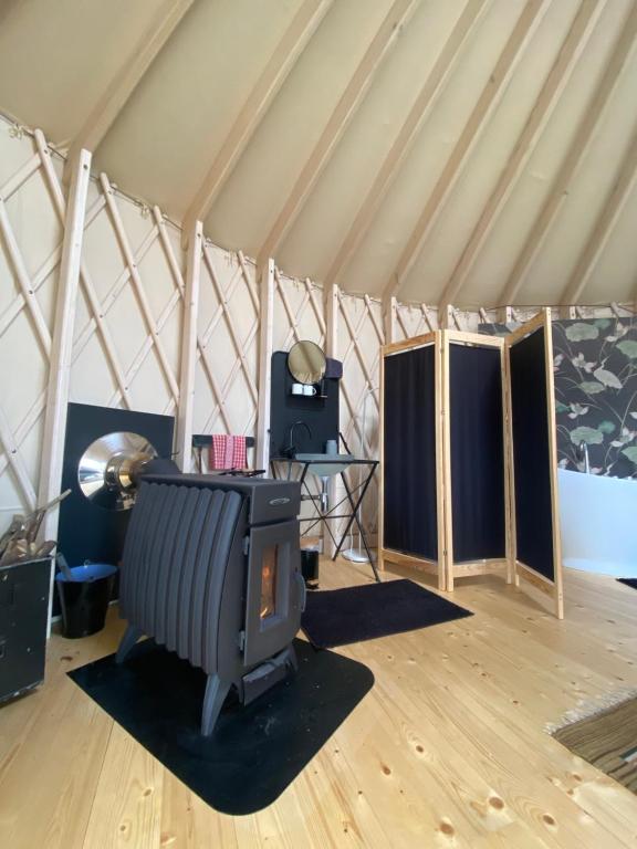 Televízia a/alebo spoločenská miestnosť v ubytovaní Black Yurt Chromiec