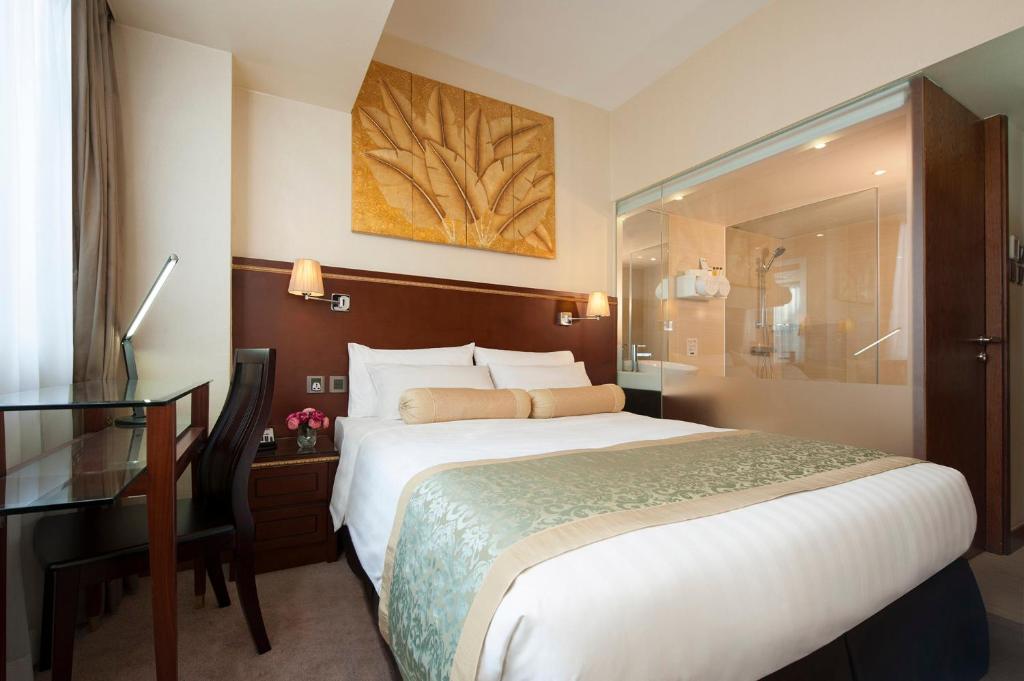 Giường trong phòng chung tại Brighton Hotel Hong Kong