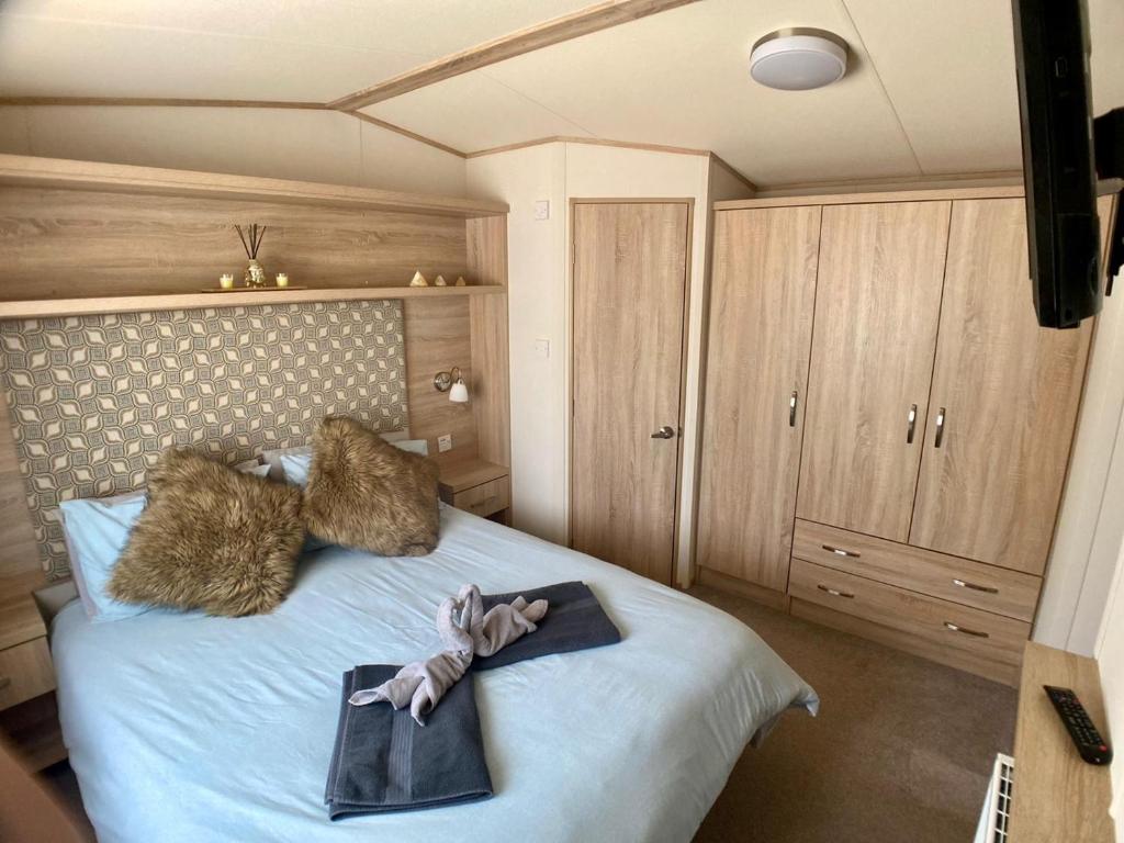 Un dormitorio con una cama y una bandeja. en The Grockles Retreat en Dawlish