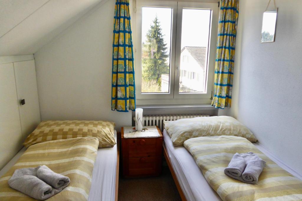 Postel nebo postele na pokoji v ubytování Guntli’s family Guesthouse