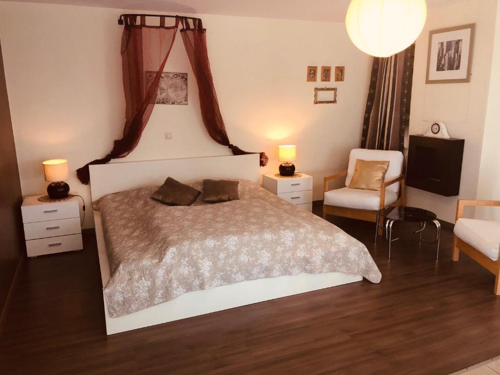 Кровать или кровати в номере Villa du Lac de Coo