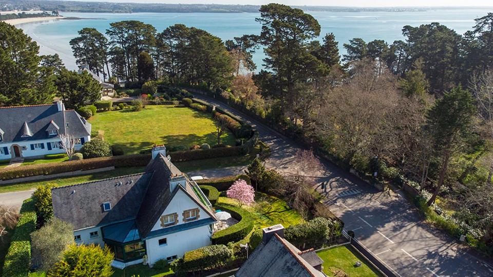 una vista aérea de una casa con patio en Ty Menez, en Fouesnant