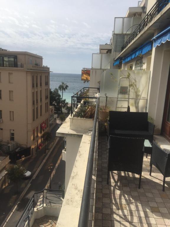 uma vista para o oceano a partir da varanda de um edifício em Appartement Carré d'Or Vue sur Mer em Nice