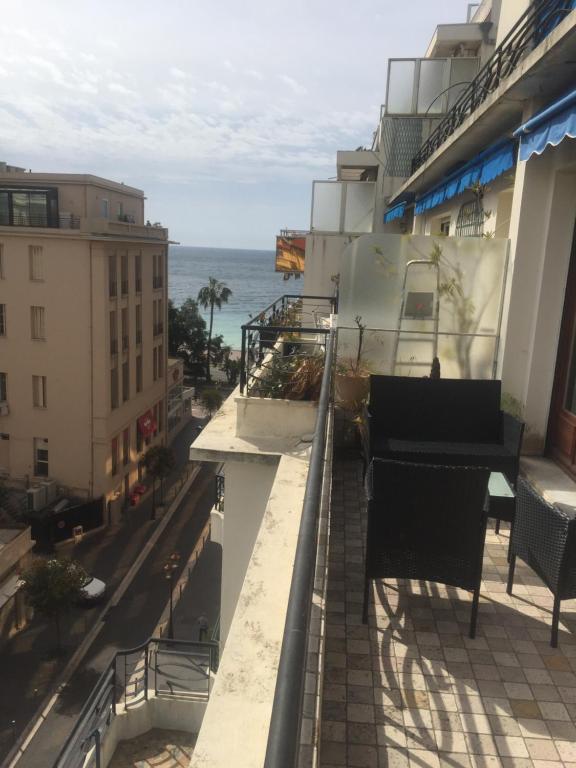 une vue sur l'océan depuis le balcon d'un immeuble dans l'établissement Appartement Carré d'Or Vue sur Mer, à Nice