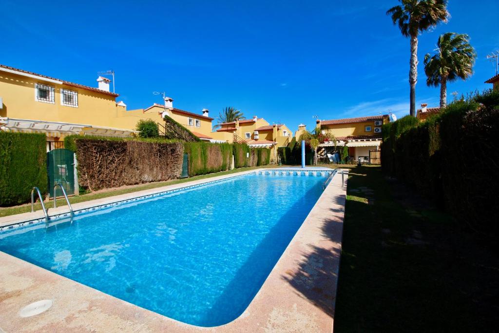 una gran piscina azul en una villa en Residencial Datiler El Retiro, en Denia