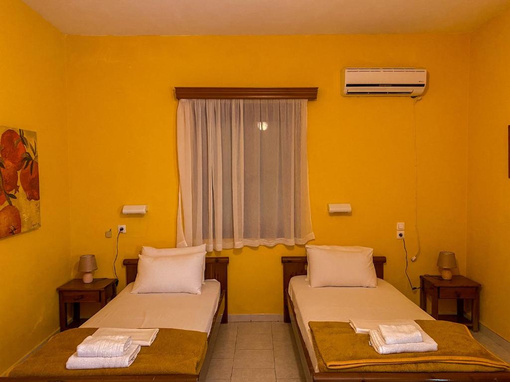 Postel nebo postele na pokoji v ubytování Symi Garden Studios