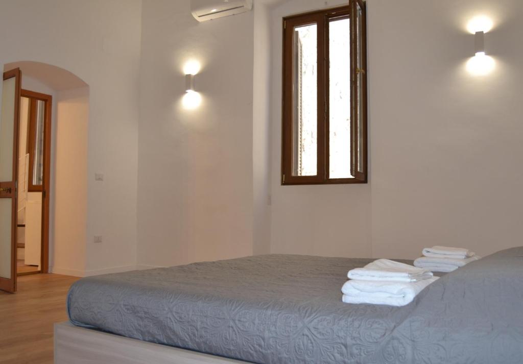 um quarto com uma cama e um espelho na parede em Casa Alma em Bari