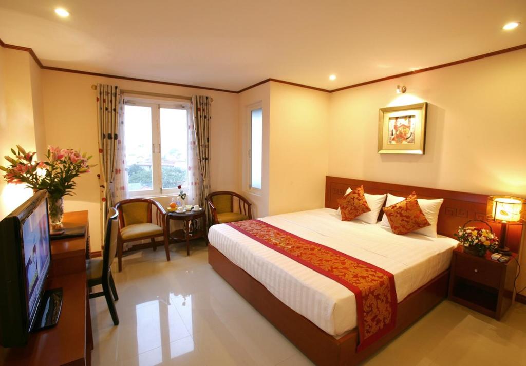 Phù Cát的住宿－Hotel Phương Anh，酒店客房,配有床和电视