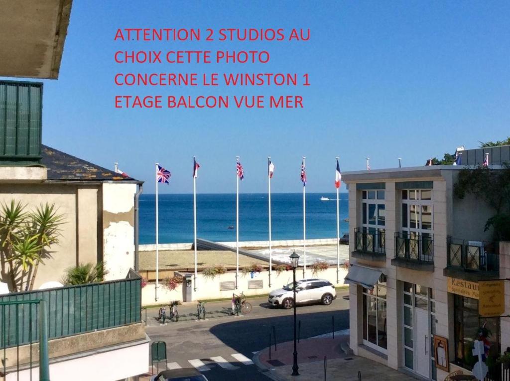 ディナールにあるLes studios vue mer Le Matloの海辺の景色を望む写真スタジオ用のポスター