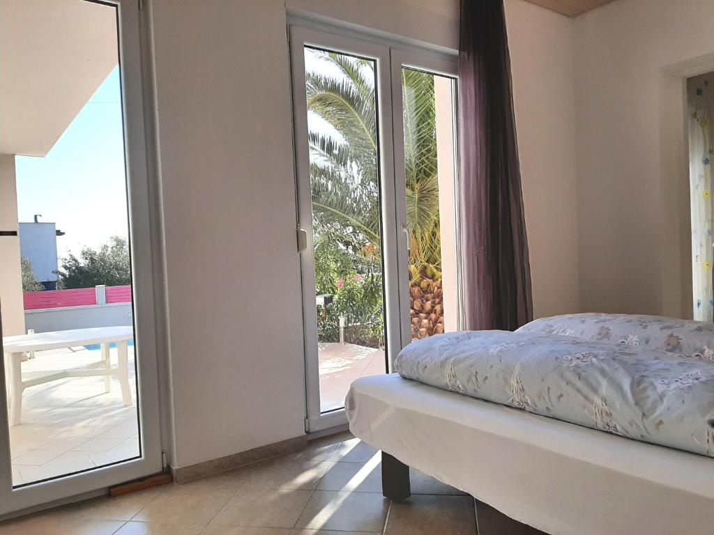 Postel nebo postele na pokoji v ubytování Helles Doppelzimmer mit Bad, Terrasse und Pool, seperater Eingang, Liznjan, Istrien