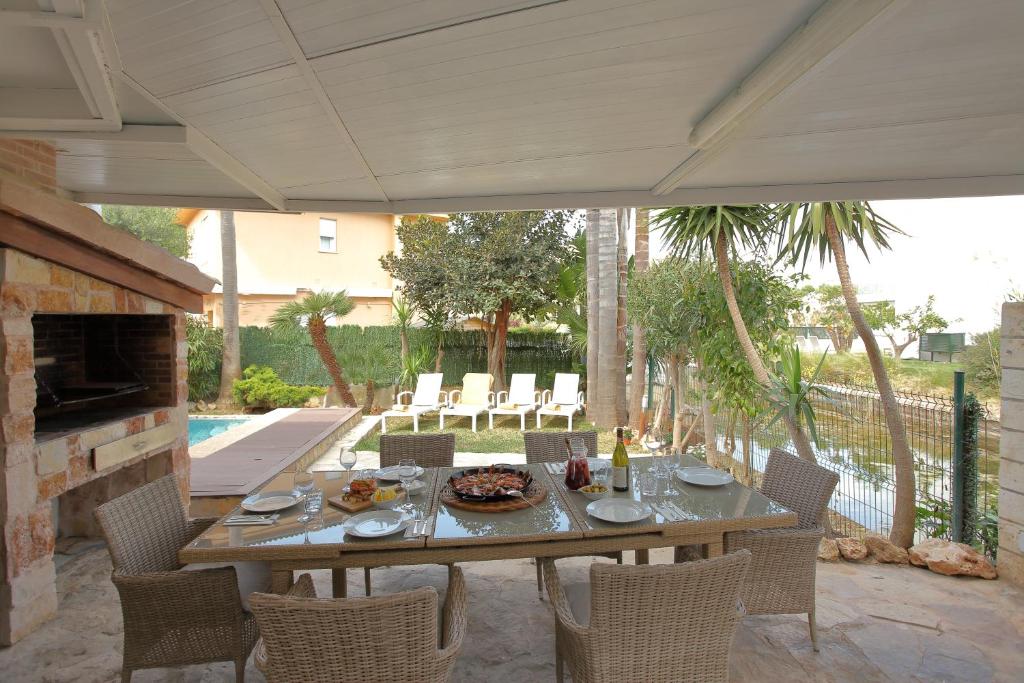 Balkón nebo terasa v ubytování Tropical garden, villa with pool near the beach