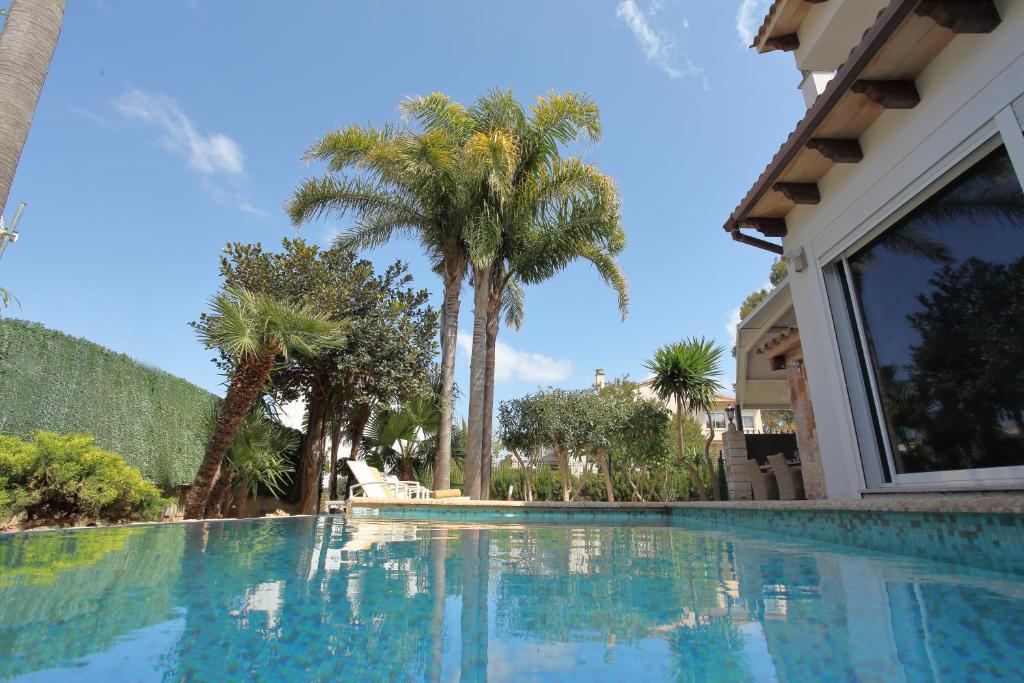 Bazén v ubytování Tropical garden, villa with pool near the beach nebo v jeho okolí