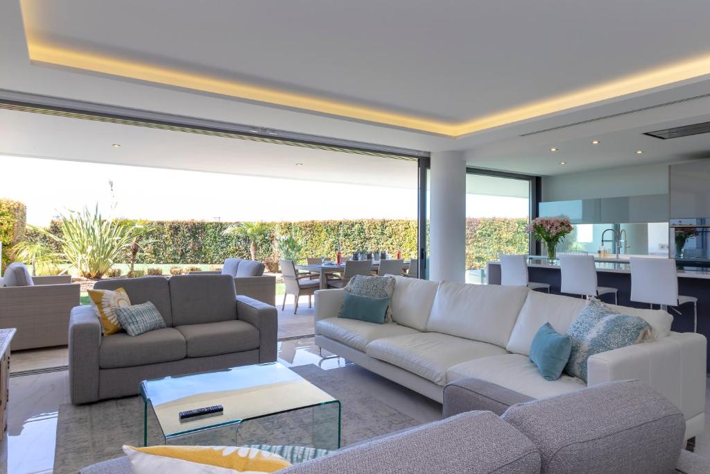 a living room with a couch and a table at Vila Castelo Parque in Ferragudo
