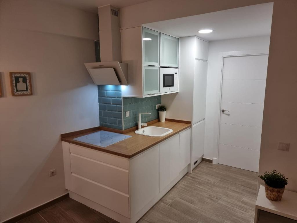 Kuchyňa alebo kuchynka v ubytovaní Precioso apartamento 1ª linea de playa Getares