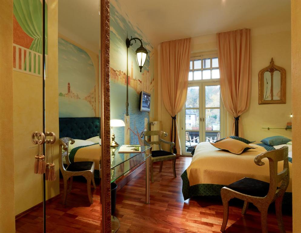 a bedroom with a bed and a desk and a mirror at PARK VILLA zentral am Mittelrhein Zimmer&Apartments Self check in Aparthotel in Boppard