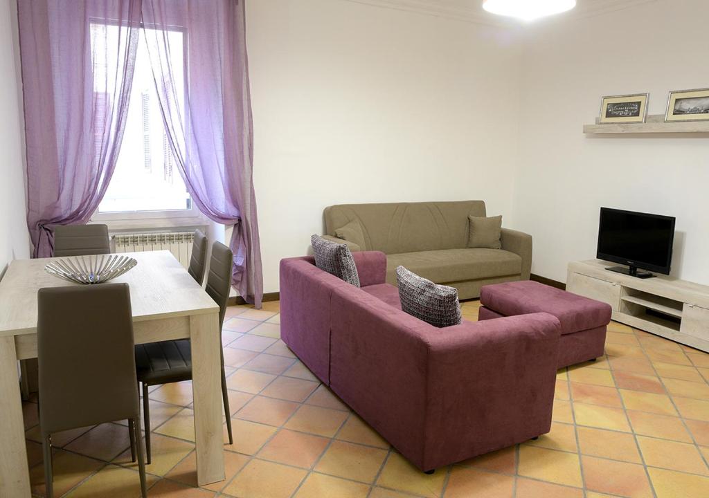 sala de estar con sofá y mesa en Colosseum Comfortable Apartment, en Roma