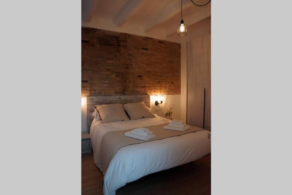 Postel nebo postele na pokoji v ubytování Barcelona Industrial Style Apartment