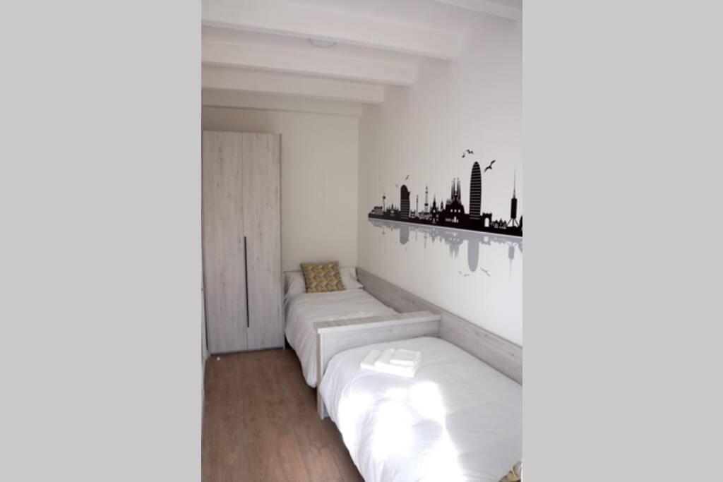 Postel nebo postele na pokoji v ubytování Barcelona Industrial Style Apartment