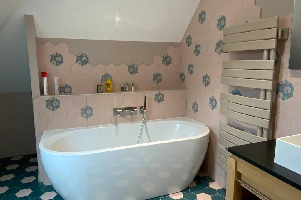 Een badkamer bij Maison pr&egrave;s de la Pointe du Raz