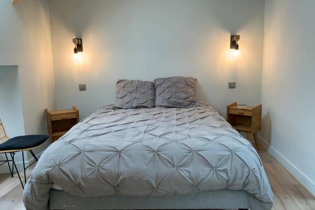 Een bed of bedden in een kamer bij Maison pr&egrave;s de la Pointe du Raz