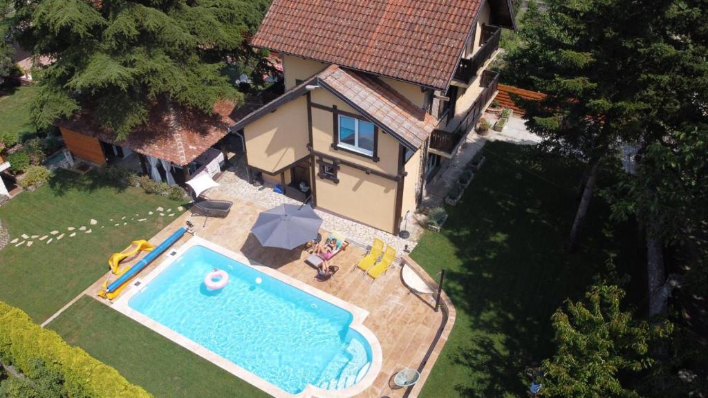 Cette chambre offre une vue sur une maison dotée d'une piscine. dans l'établissement Vila Aleksić, à Smederevo