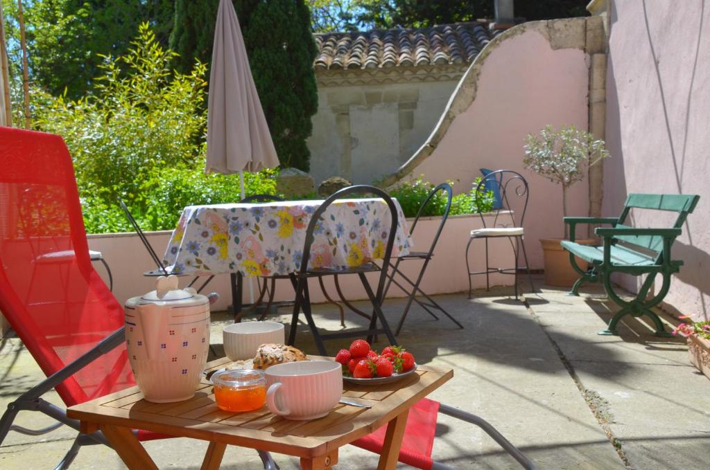 une table avec un bol de fruits sur une terrasse dans l'établissement Le Mas Sivan séjour arlésien 2 à 6 personnes wifi climatisation parking, à Arles