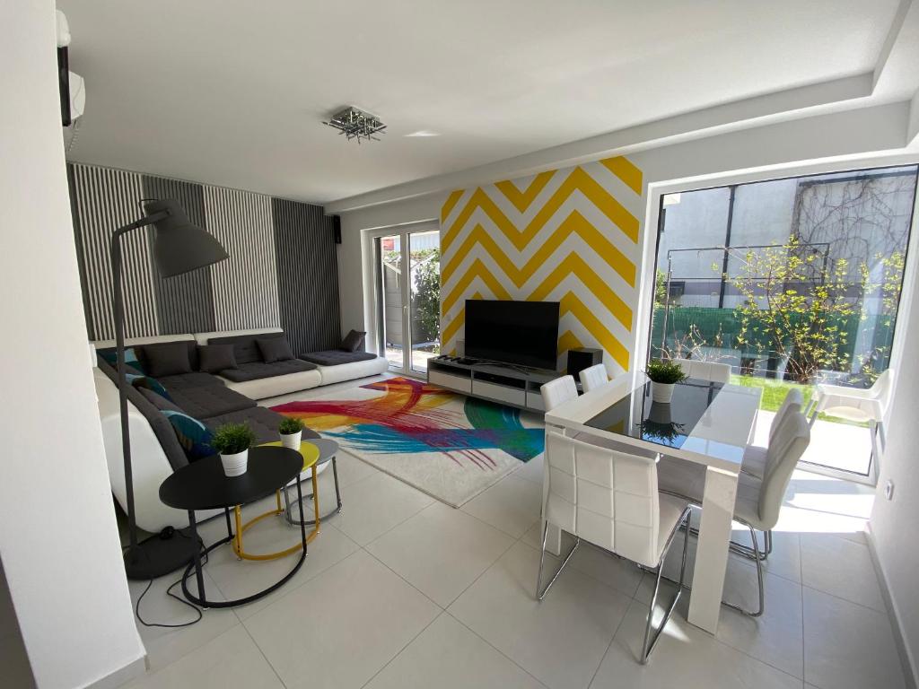 - un salon avec un canapé, une table et une télévision dans l'établissement #Brand New#Luxury Garden House in the Center#, à Balatonfüred