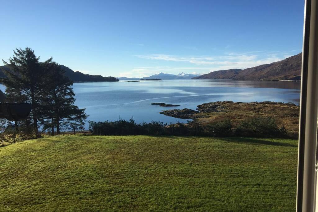 una ventana con vistas a un cuerpo de agua en Bothan Dubh Self Catering Cabin, en Kishorn