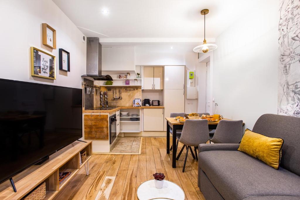 un salon avec un canapé et une table dans l'établissement very cozy 2p Louvre--Orsay-- saint-germain-des-pres, à Paris