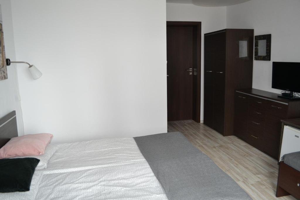 Łóżko lub łóżka w pokoju w obiekcie D.W Nawigator