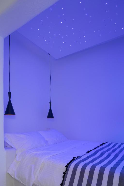 Postel nebo postele na pokoji v ubytování Aroma Suites