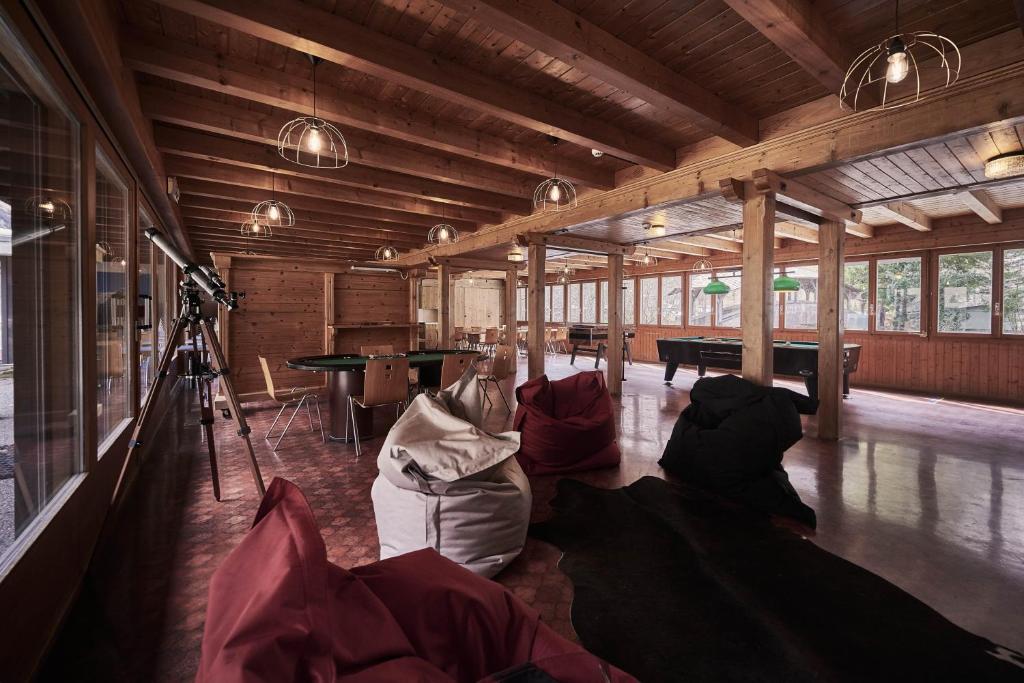 Restaurace v ubytování Alpine Base Hostel - Adults only
