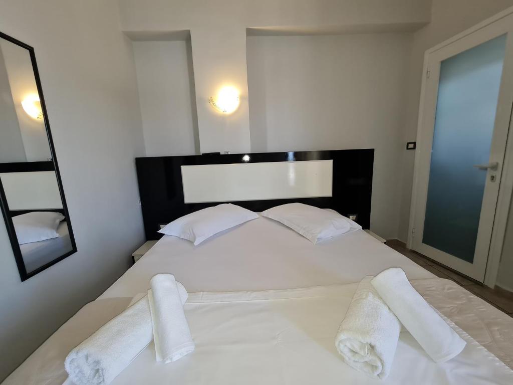 Postel nebo postele na pokoji v ubytování Hotel Ardiani