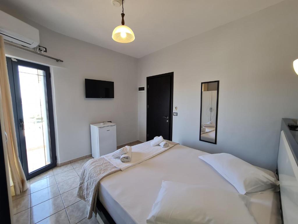 Postel nebo postele na pokoji v ubytování Hotel Ardiani