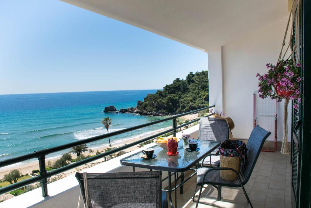 einen Tisch auf einem Balkon mit Meerblick in der Unterkunft Ionian Senses - Corfu, Glyfada Menigos Resort in Glyfada