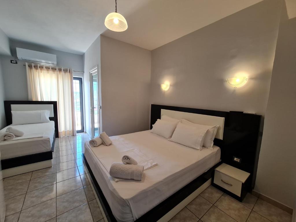 Postel nebo postele na pokoji v ubytování Hotel Ardiani