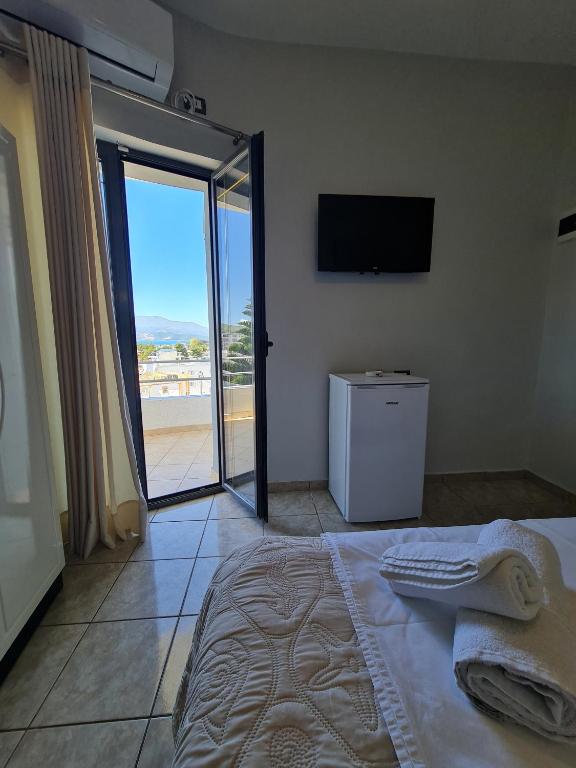 TV a/nebo společenská místnost v ubytování Hotel Ardiani